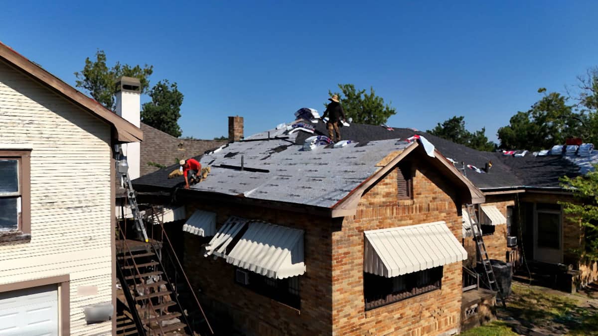 Roofer installing GAF shingle courses on a Riverside, Houston roof replacement